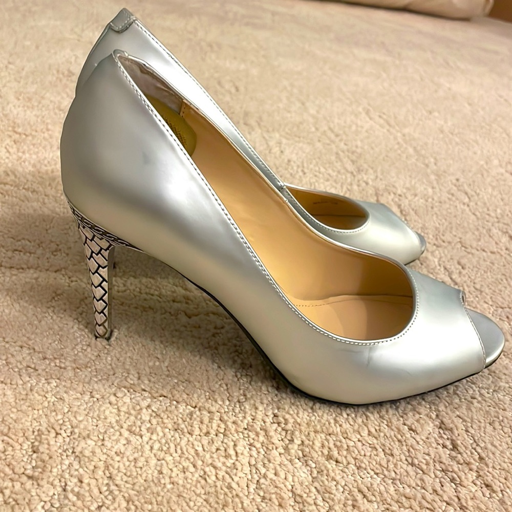 J.Renee Lucera silver 4” peep toe heels size 7W